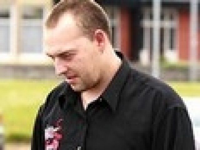 Шофьор се тъпче със спагети, докато кара със 100 км/ч