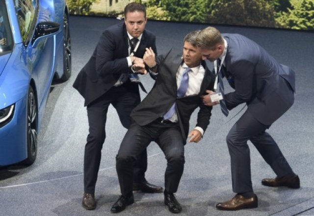 Шефът на BMW припадна на пресконференция