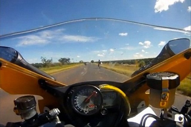 С 260 км/час по обществен път. Какво може да се обърка?