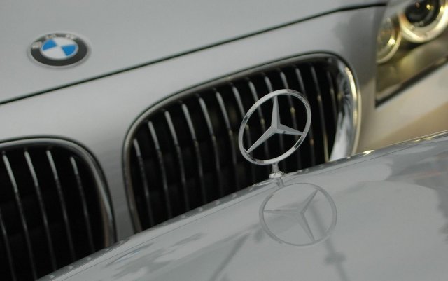 BMW преполови разликата с Mercedes в САЩ