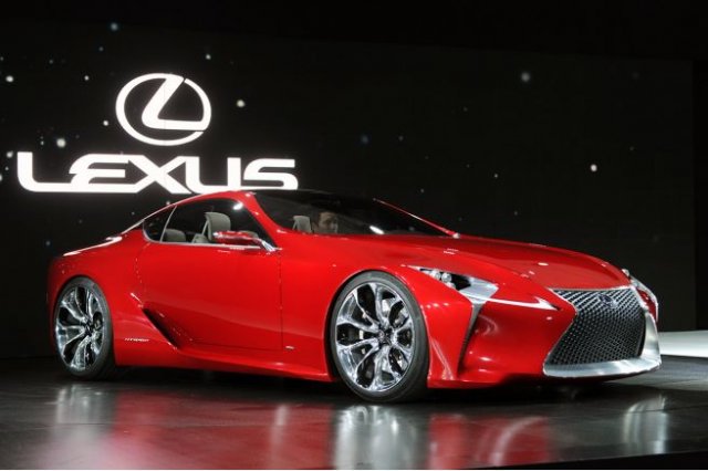 Атаката на Lexus започва