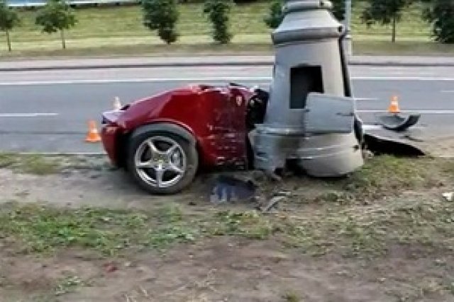 Удар в стълб разполови Ferrari 612 Scaglietti