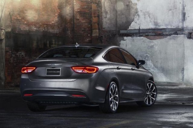 Първи снимки на новия Chrysler C200