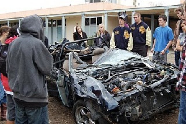 Американец оцеля след 60-метрово падане с Mustang