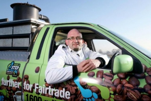 Автомобил се движи...на кафе