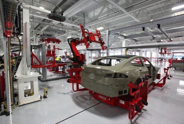 Почти всяка произведена Tesla е с дефект