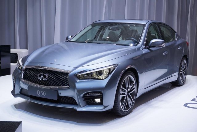 Infiniti показа Q50 с двигател на Mercedes-Benz