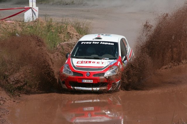 Renault с два екипажа на рали 