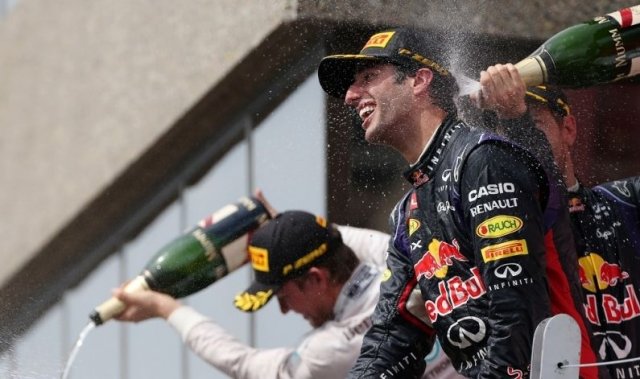 Рикардо спря  Mercedes в Канада