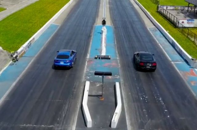 Kia Stinger и Ford Mustang премериха сили на писта (ВИДЕО)