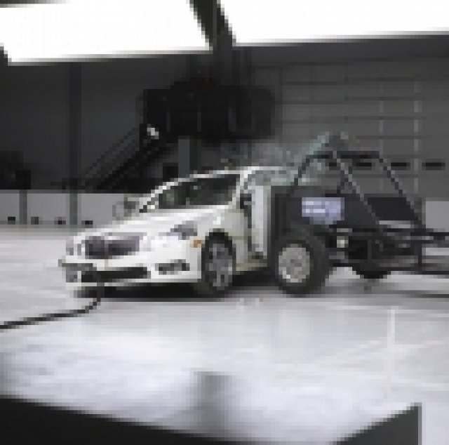 Hyundai Genesis и Mercedes E-class - максимално безопасни