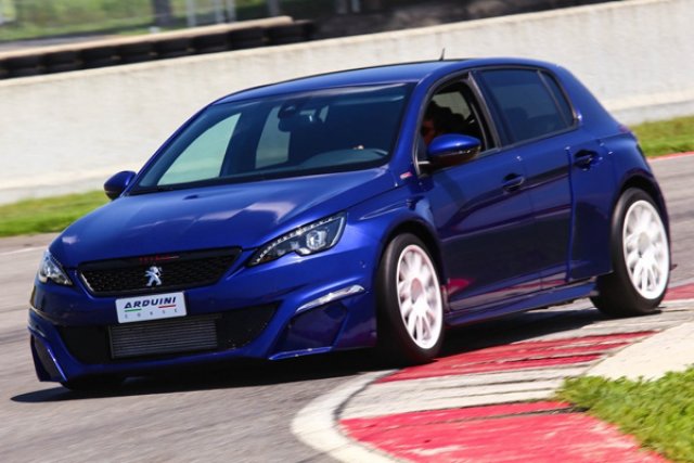 Италианци създадоха пистово 308 GTi за всеки ден