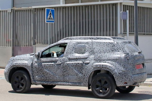 Първи снимки на новата Dacia Duster