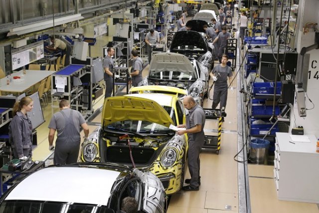 Работниците в Porsche заплашват със стачка