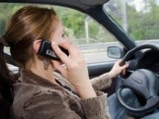 Внимание: телефонирането зад волана е по-опасно от употребата на алкохол
