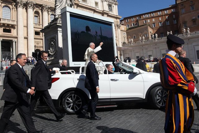 Папата премина на Hyundai Santa Fe
