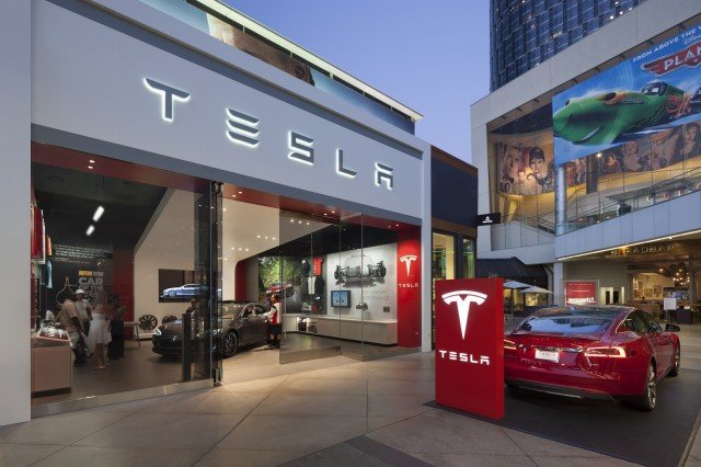 Tesla ще продава коли само в интернет