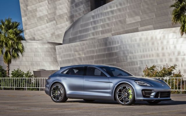 Porsche отлага пускането на малката Panamera