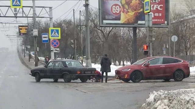 Стара Волга взе Tesla Model X на буксир