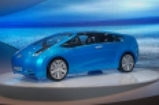 След 12 месеца: Prius Sport Wagon и Prius SUV