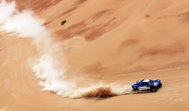 Кома и Шлесер недостижими из дюните на Абу Даби