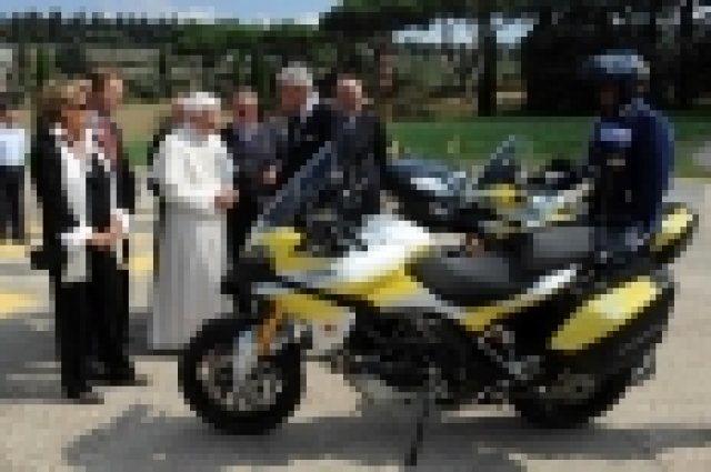 Папата ще обикаля с Ducati