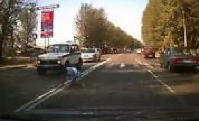 Видео - Руски полицай блъсна жена на пешеходна пътека