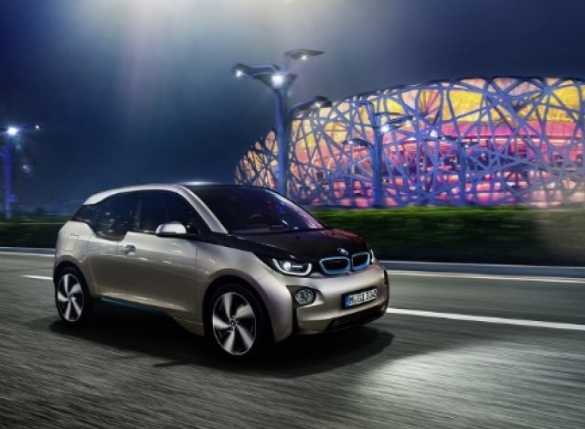 BMW ще зарежда електромобили от улични стълбове