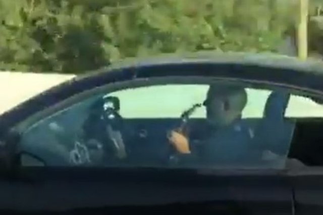 Полицията в Майорка издирва шофьор, свирил на китара, докато кара (ВИДЕО)