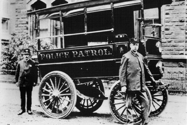 Вълнуващата история на първата патрулка в света