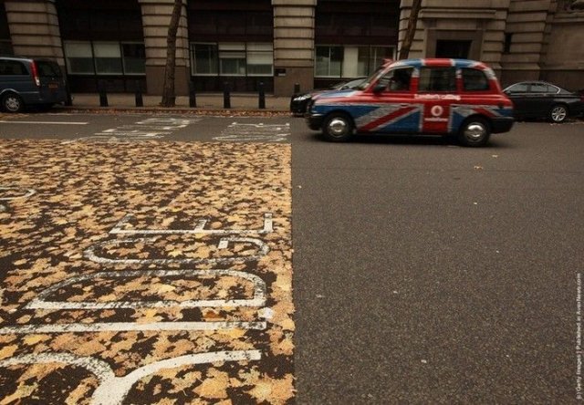 Гаф на работници разкраси улица в Лондон