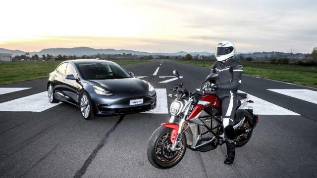 Tesla Model 3 срещу eлектрически мотоциклет Zero SR/F на пистата