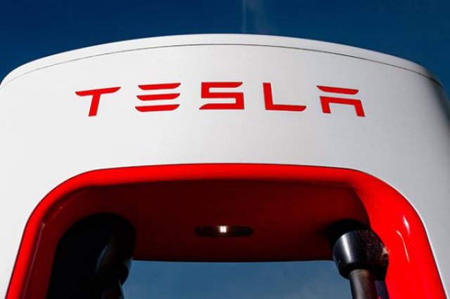 Жена замени Мъск начело на Tesla