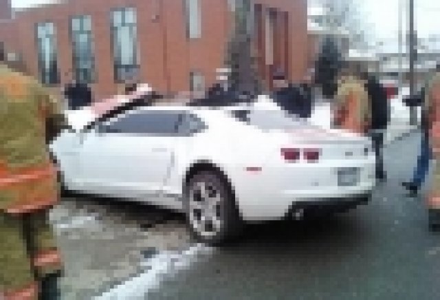 Camaro SS - разцепен на две след удар в стълб