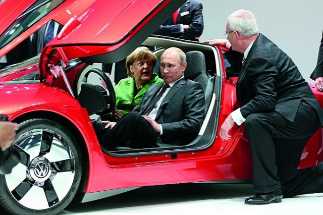 Путин и Меркел разгледаха VW XL1