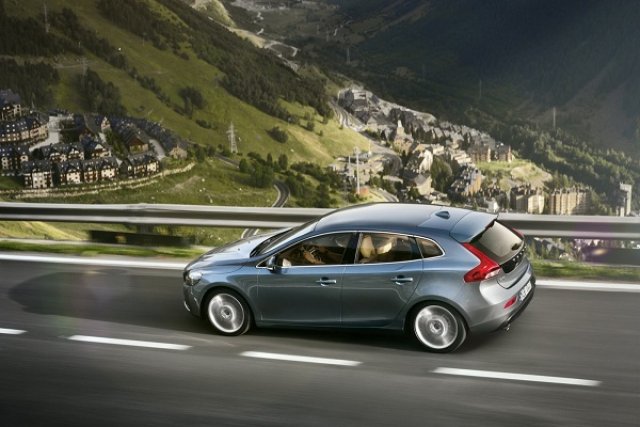 Volvo показа официално V40