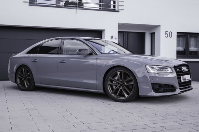 Германци снижават окачването на Audi S8 plus със смартфон