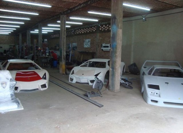 Мексиканци предлагат плексигласови Lamborghini Reventon и Ferrari 458 Italia 