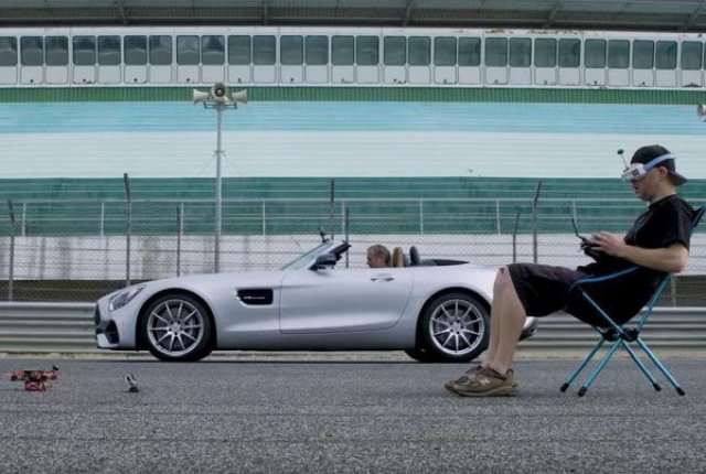 Суперколата на Mercedes се надпреварва с дрон (ВИДЕО)