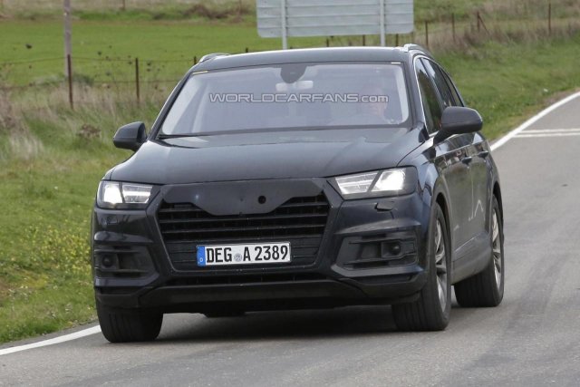 Новото Audi Q7 дефилира пред камерите