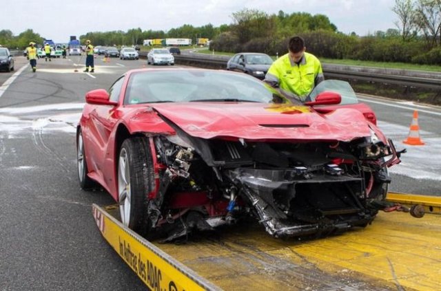 Поредното Ferrari разбито на аутобан в Германия
