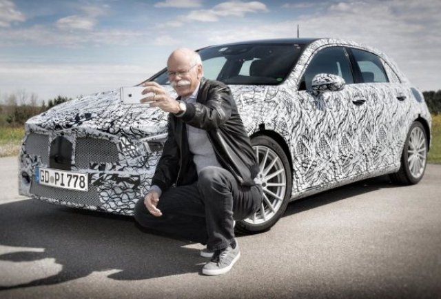 Шефът на Daimler позира пред новия Mercedes-Benz A-Class
