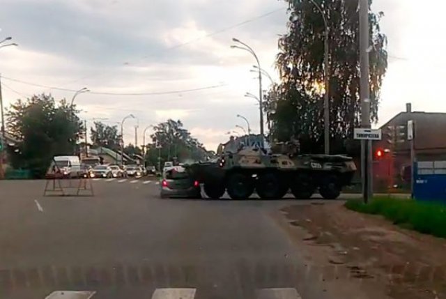 БТР отнесе Kia на оживена улица (ВИДЕО)