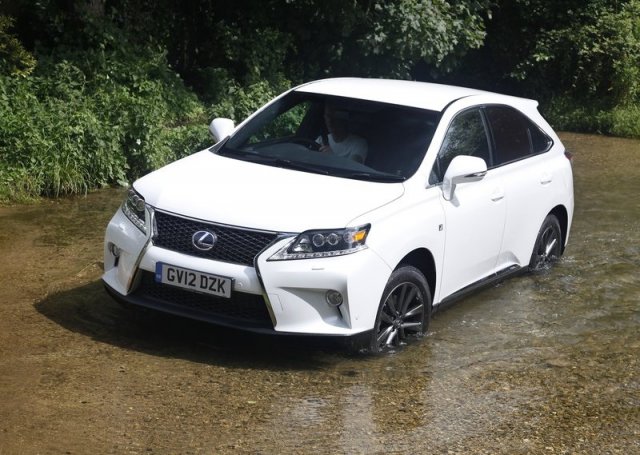 Lexus пуска конкурент на BMW X1