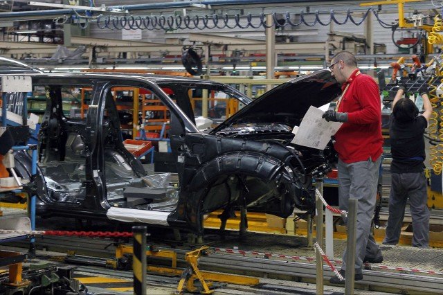 Nissan намалява производството в Япония