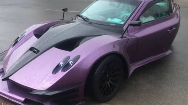 Арабин кръстоса Pagani с мотоциклет