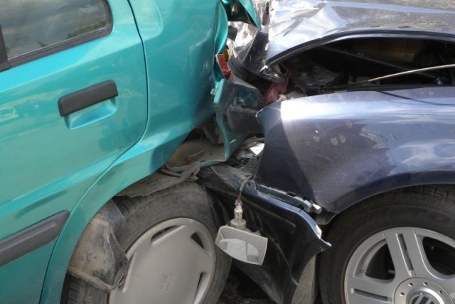 Завой на ръчна! 19-годишен пробва и нацели 4 коли