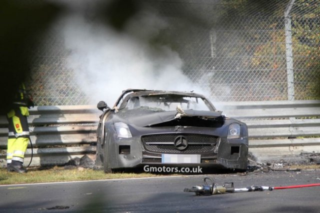 Mercedes-Benz SLS AMG Black Series се разби на „Нюрбургринг”