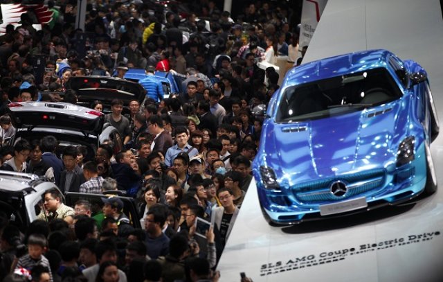 Mercedes гони Audi и BMW с нови заводи в Китай