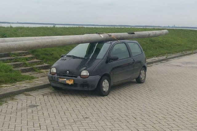 Престъплението на века: да задигнеш два улични стълба с Renault Twingo